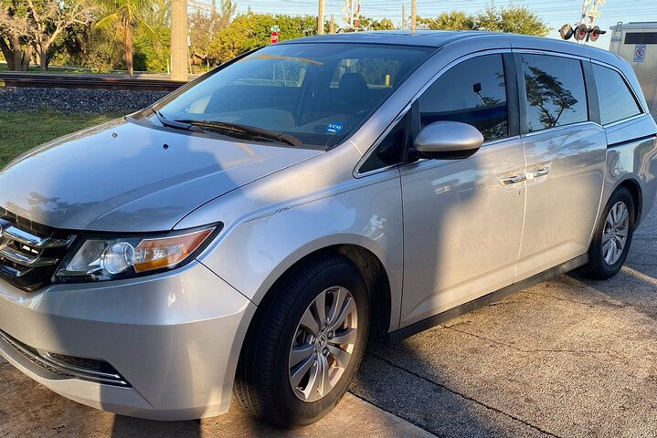 Cleveland Hopkins Airport (CLE) to Cleveland - Round-Trip Private Transfer  - Photo 1 of 14